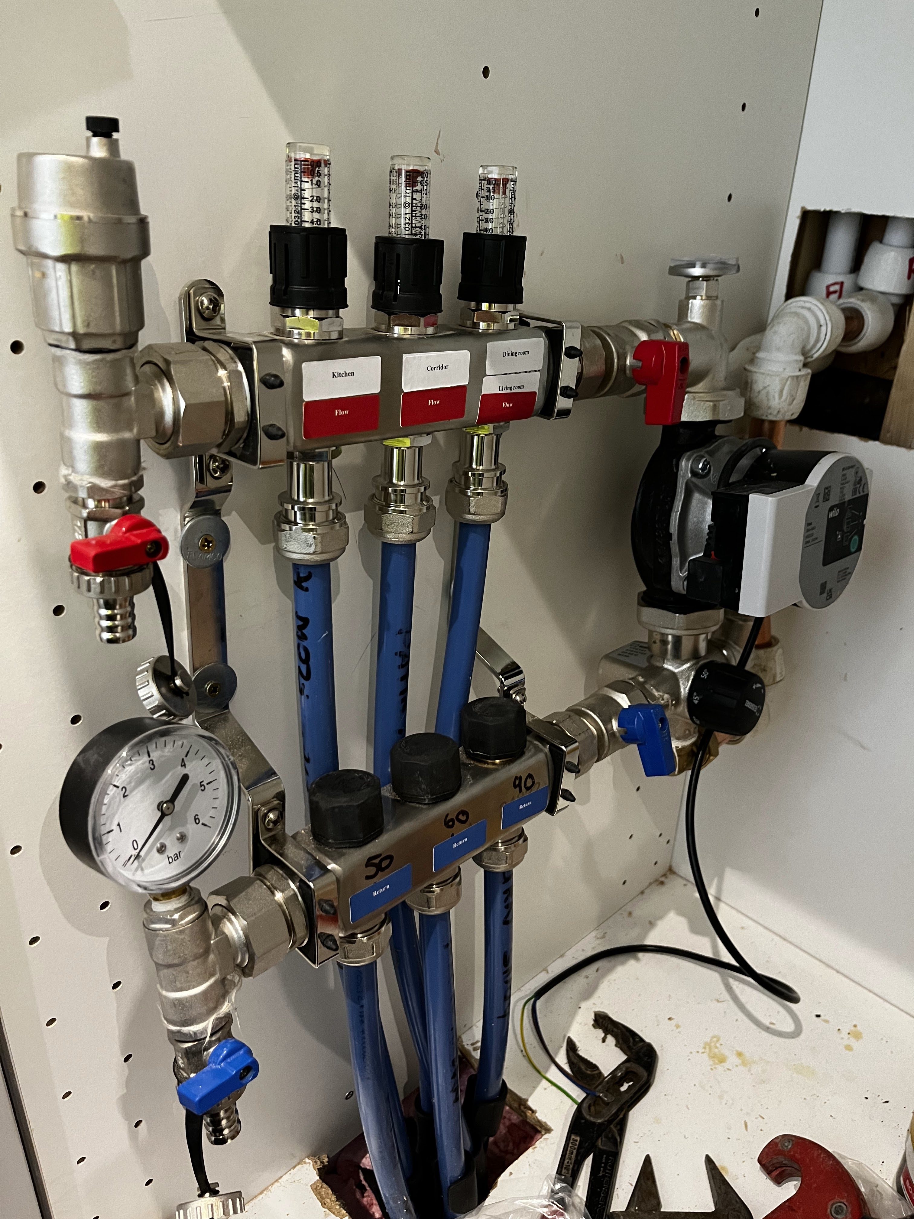 Heating manifold and distribution pipework installation